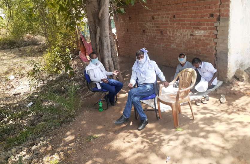 चिलचिलाती धूप में क्वारेंटाइन सेंटर के सामने पंजीयन कर दिन-रात पालियों में काम कर रहे ये कोरोना फाइटर्स चिलचिलाती धूप में क्वारेंटाइन सेंटर के सामने पंजीयन कर दिन-रात पालियों में काम कर रहे ये कोरोना फाइटर्स