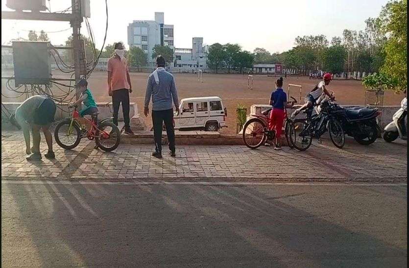 शिवपुरी के पोलोग्राउंड में मॉर्निंग वॉक वालों को भगा रही पुलिस, घूमने वाले नाराज शिवपुरी के पोलोग्राउंड में मॉर्निंग वॉक वालों को भगा रही पुलिस, घूमने वाले नाराज
