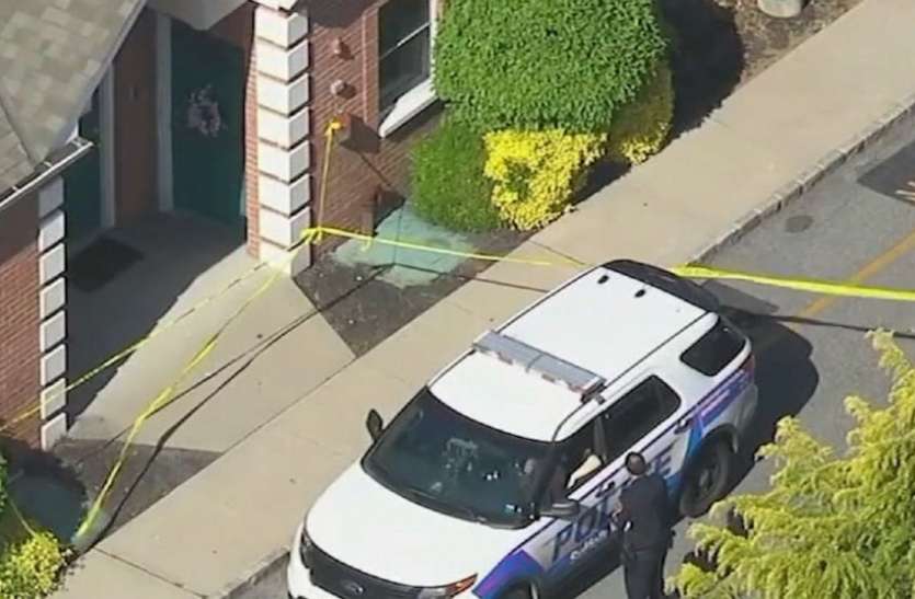 A son stabs his father with a knife. America: Video Conference में शामिल पिता को बेटे ने चाकूओं से गोदकर मारा, पुलिस ने किया गिरफ्तार
