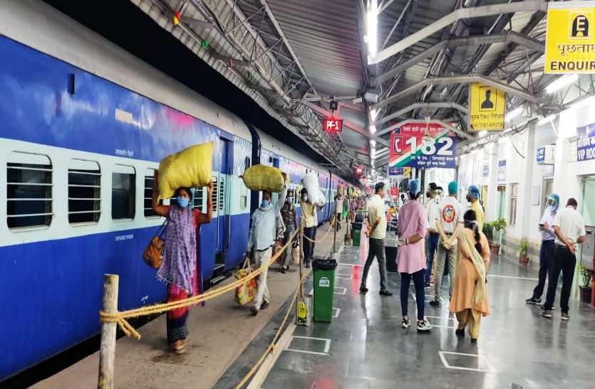 अहमदाबाद और कटरा स्पेशल श्रमिक ट्रेन से 1330 श्रमिक पहुंचे छत्तीसगढ़, हेल्थ चेकअप के बाद भेजे गए क्वारंटाइन सेंटर भेजे गए,अहमदाबाद और कटरा स्पेशल श्रमिक ट्रेन से 1330 श्रमिक पहुंचे छत्तीसगढ़, हेल्थ चेकअप के बाद भेजे गए क्वारंटाइन सेंटर भेजे गए अहमदाबाद और कटरा स्पेशल श्रमिक ट्रेन से 1330 श्रमिक पहुंचे छत्तीसगढ़, हेल्थ चेकअप के बाद भेजे गए क्वारंटाइन सेंटर भेजे गए