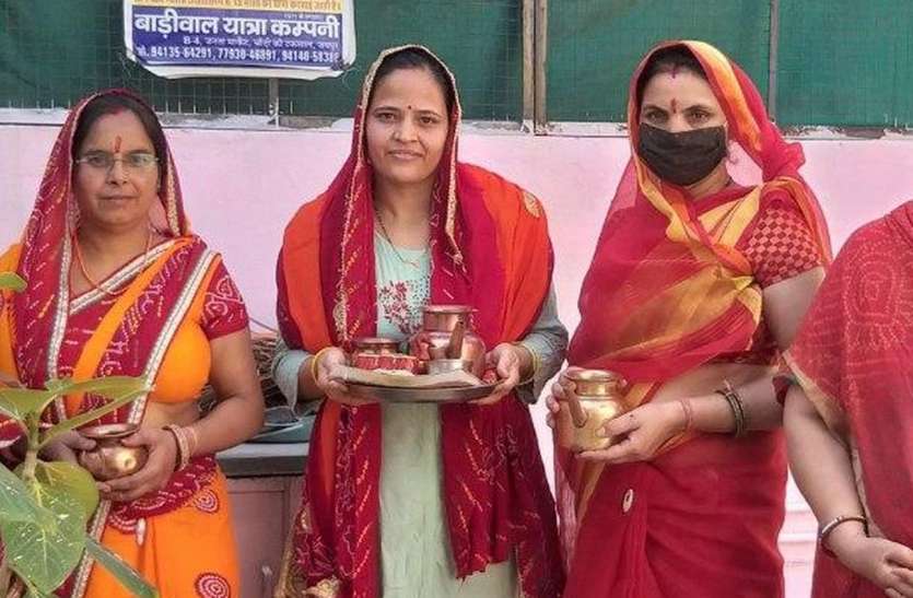सुहागिनों ने की वट वृक्ष की परिक्रमा, रखा वट सावित्री का व्रत सुहागिनों ने की वट वृक्ष की परिक्रमा, रखा वट सावित्री का व्रत