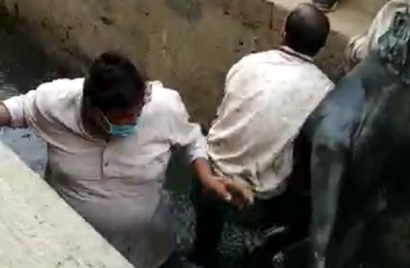 vlcsnap-2020-05-23-10h21m11s207.png Bulandshahr: गाय को बचाने के लिए गंदे नाले में कूद पड़े BSP के पूर्व बाहुबली विधायक