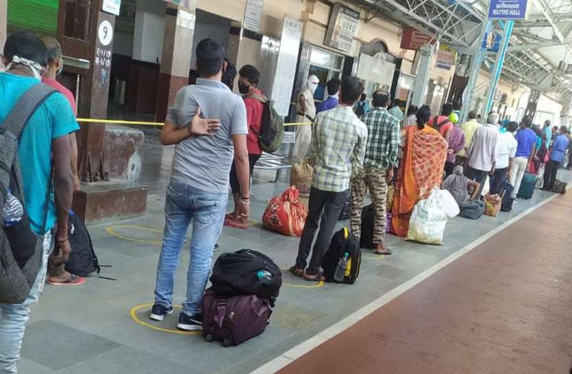 आखिर 60 घंटे बाद मऊ स्टेशन पर पहुंची श्रमिक स्पेशल ट्रेन आखिर 60 घंटे बाद मऊ स्टेशन पर पहुंची श्रमिक स्पेशल ट्रेन