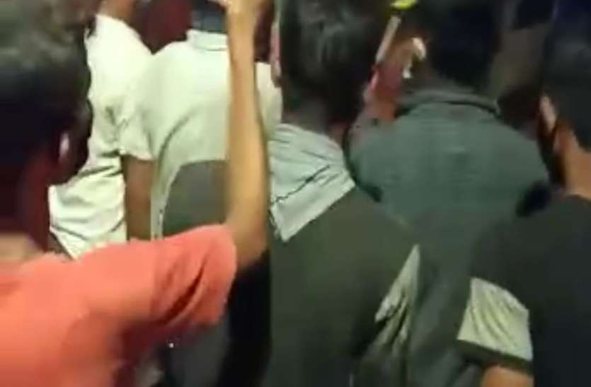 Broken patience of migrant laborers Chhattisgarh trapped in lockdown लॉकडाउन में फंसे छत्तीसगढ़ के प्रवासी मजदूरों का टूटा सब्र, आक्रोशित श्रमिकों ने सड़क पर लगाया जाम