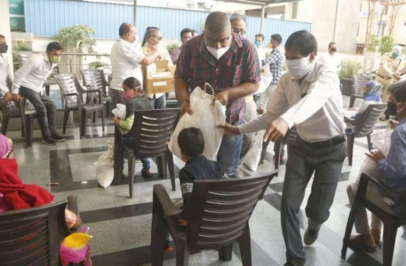 कोटा में हर सब्जी विक्रेता को दिए जा रहे मास्क सोमवार से नगर पालिका में होगा मास्क वितरण