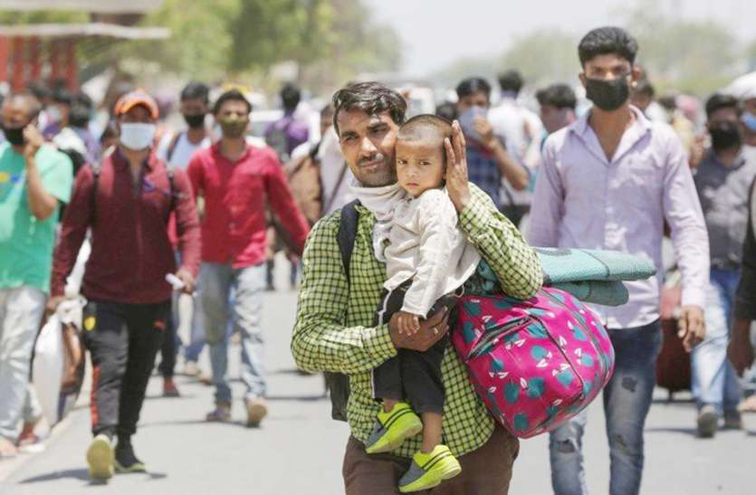 रोते-रोते बोले प्रवासी मजदूर, चाहे कुछ भी हो जाए अब गांव छोडक़र नहीं जाएंगे रोते-रोते बोले प्रवासी मजदूर, चाहे कुछ भी हो जाए अब गांव छोडक़र नहीं जाएंगे