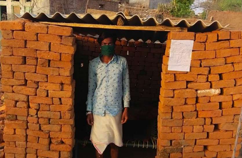 Quarantines COVID-19: जागरूकता की अनूठी मिसाल, घर से दूर झोंपड़ा बनाकर हो रहे हैं क्वारंटीन