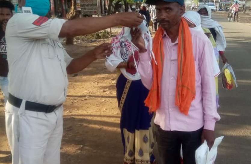 Police cut 18200 fine without leaving mask out of the house बिना मास्क घर से बाहर निकले पुलिस ने काटे 18200 का जुर्माना