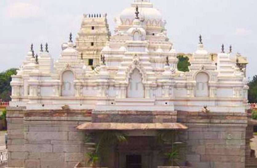 कुडलसंगम में ढाई महीने से मंदिर है बंद, व्यापारी परेशान कुडलसंगम में ढाई महीने से मंदिर है बंद, व्यापारी परेशान