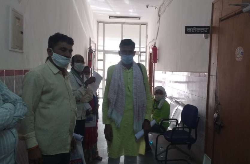 उपार्जन केन्द्र पर तुलाई को लेकर किसान और संस्था प्रबंधक में झगड़ा उपार्जन केन्द्र पर तुलाई को लेकर किसान और संस्था प्रबंधक में झगड़ा