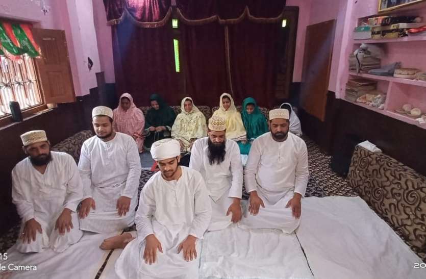 घरों पर अदा की ईद की विशेष नमाज, मांगी महामारी से हिफाजत की दुआएं घरों पर अदा की ईद की विशेष नमाज, मांगी महामारी से हिफाजत की दुआएं