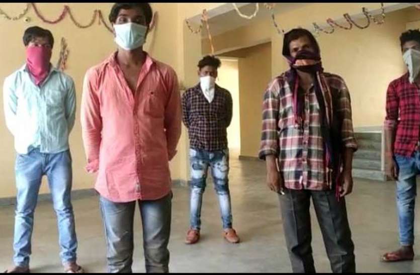 Five workers from Hyderabad sent home after 14 days quarantine हैदराबाद से आए पांच श्रमिकों को 14 दिन क्वॉरंटीन के बाद भेजा गया घर