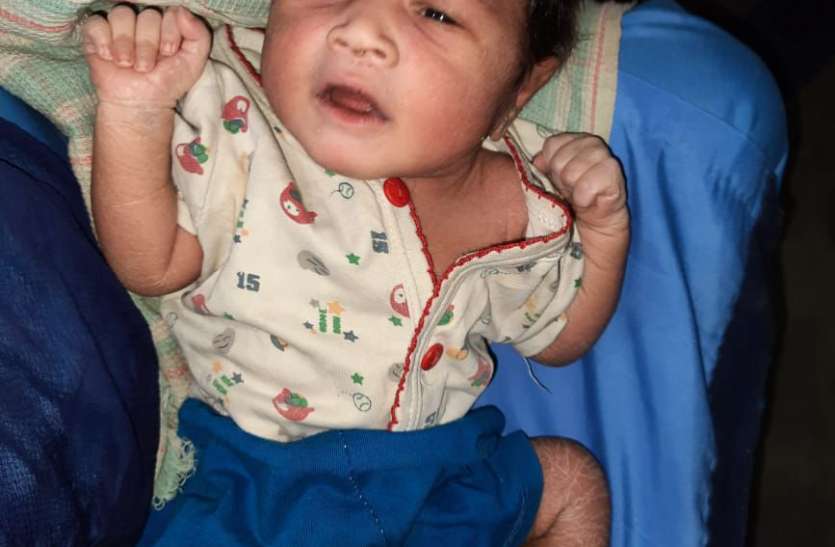गर्म दोपहरी में एक दिन की बालिका को पालना गृह में छोड़ गया गर्म दोपहरी में एक दिन की बालिका को पालना गृह में छोड़ गया
