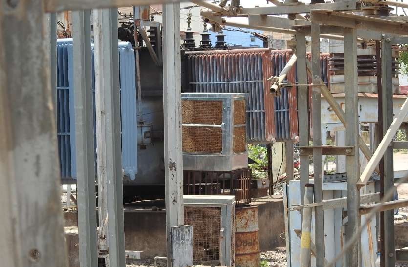 Electricity company raising illegal fees in the name of late fees from consumers in Singhola area सिंघोला क्षेत्र में उपभोक्ताओं से लेट फीस के नाम पर अवैध उगाही कर रही बिजली कंपनी ...