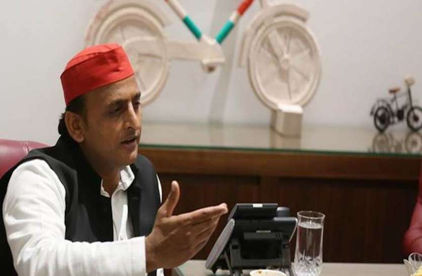 कोरोना मरीजों के मोबाइल इस्तेमाल पर बैन, अखिलेश ने कहा मोबाइल से फैलता है वायरस तो पूरे देश में करें बैन कोरोना मरीजों के मोबाइल इस्तेमाल पर बैन, अखिलेश ने कहा अस्पताल की दुर्दशा छिपाने के लिए लगाई रोक