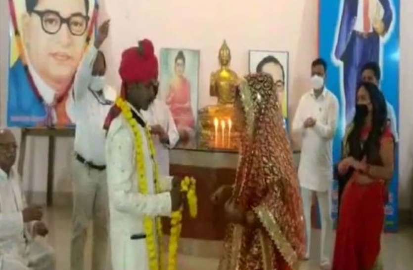 खाना मांगने वालों की लाइन में बैठी युवती से खाना बांट रहे युवक को हुआ प्यार, शादी करके बनाया घर की बहू खाना मांगने वालों की लाइन में बैठी युवती से खाना बांट रहे युवक को हुआ प्यार, शादी करके बनाया घर की बहू