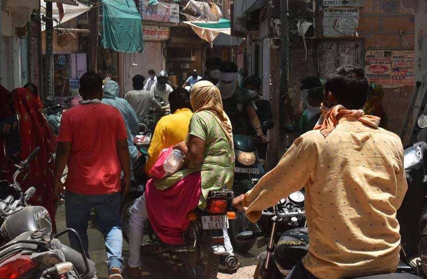 बाजार में गड्ढों से लग रहा जाम, उड़ती धूल से नाक में झुरझुरी व गले में खराश बाजार में गड्ढों से लग रहा जाम, उड़ती धूल से नाक में झुरझुरी व गले में खराश