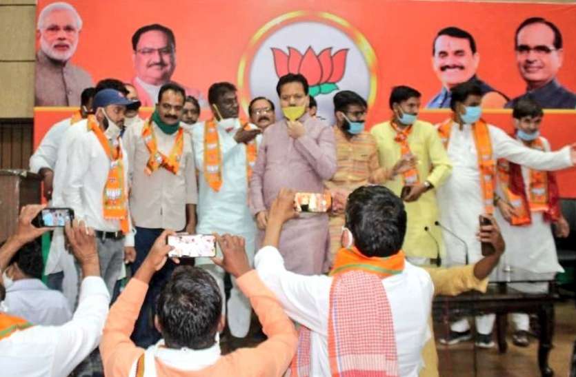 उपचुनाव: 200 कांग्रेस कार्यकर्ताओं ने पार्टी छोड़ी, सदस्यता दिलाने के लिए सोशल डिस्टेंसिंग भूली बीजेपी उपचुनाव: 200 कांग्रेस कार्यकर्ताओं ने पार्टी छोड़ी, सदस्यता दिलाने के लिए सोशल डिस्टेंसिंग भूली बीजेपी