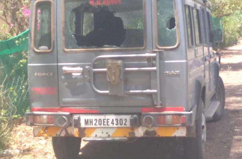 vehicle damaged Attack - गश्त से लौट रहे वन विभाग के अधिकारियों पर हमला, वाहन क्षतिग्रस्त