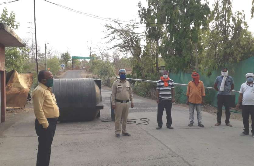 Road blockade corona positive - गांव में दो बच्चों की कोरोना रिपोर्ट पॉजिटिव, ग्रामीणों में दहशत