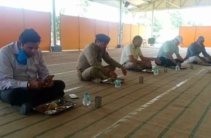 bulandshahr2.jpg डीएम-एसएसपी के अलावा तमाम अफसरों ने फर्श पर बैठकर किया भोजन, जांची कम्युनिटी किचन की गुणवत्ता