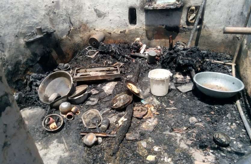 पांच घरों में लगी आग से घरेलू सामान व नकदी राख पांच घरों में लगी आग से घरेलू सामान व नकदी राख