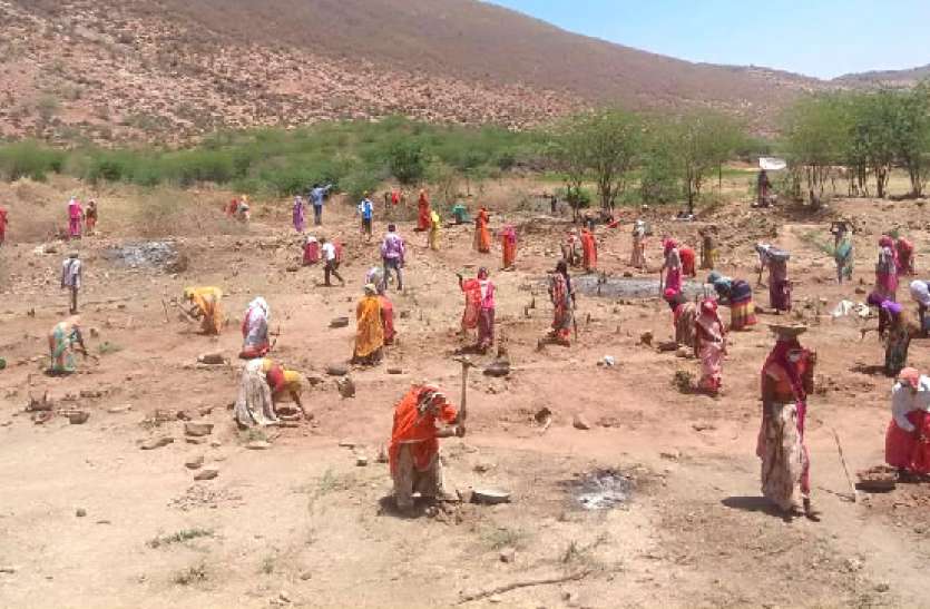 मनरेगा में एक लाख तीन हजार को उपलब्ध करवा रहे रोजगार, 10 वर्ष में पहली बार जिले की 182 ग्राम पंचायतों में बना रेकॉर्ड मनरेगा में एक लाख तीन हजार को उपलब्ध करवा रहे रोजगार, 10 वर्ष में पहली बार जिले की 182 ग्राम पंचायतों में बना रेकॉर्ड