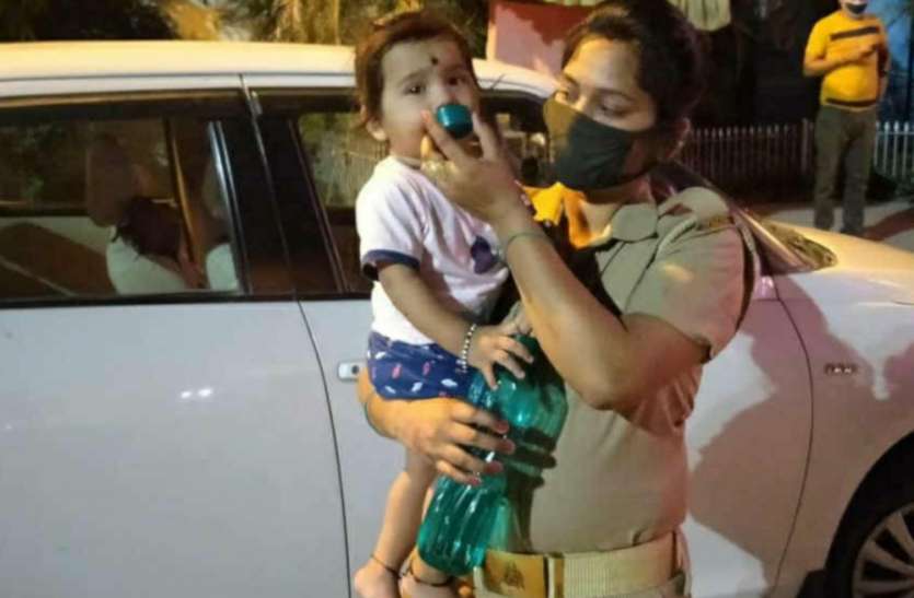 गोद में 10 माह की बेटी फिर भी महिला कॉन्स्टेबल कर रही शिद्दत से ड्यूटी गोद में 10 माह की बेटी फिर भी महिला कॉन्स्टेबल कर रही शिद्दत से ड्यूटी