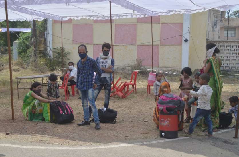 Migrant laborers arrived at border by paying hungry rent from Gujarat गुजरात से भूखे-प्यासे किराया देकर बार्डर पर पहुंचे प्रवासी मजदूर, भोजन कराकर भेजवाया घर