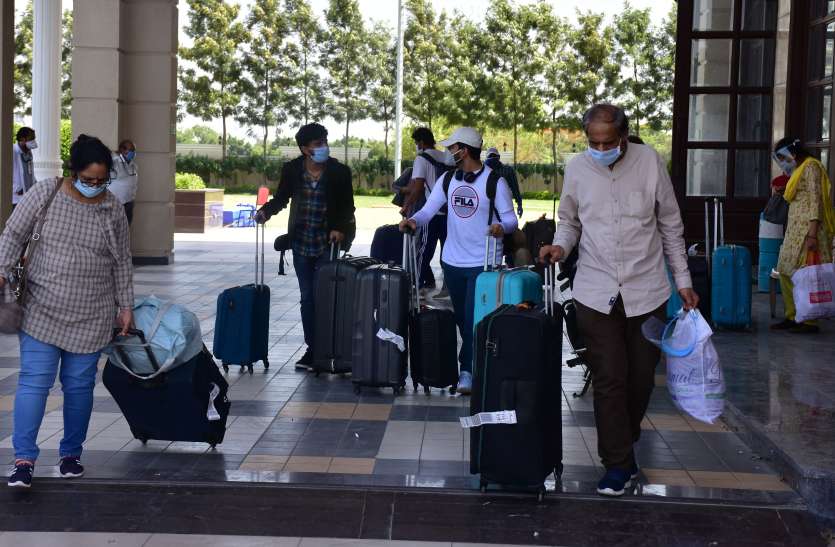 394 passengers arrive in Rewa from Bengaluru by train बेंगलुरु से टे्रन में सवार होकर 394 यात्री आए रीवा, 9 मिले कोरोना संदिग्ध, मचा हड़कंप