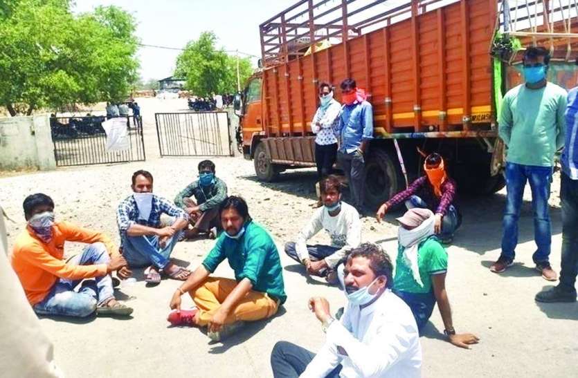 इस जिले में बारदान की कमी, धूप में परेशान हो रहा किसान इस जिले में बारदान की कमी, धूप में परेशान हो रहा किसान