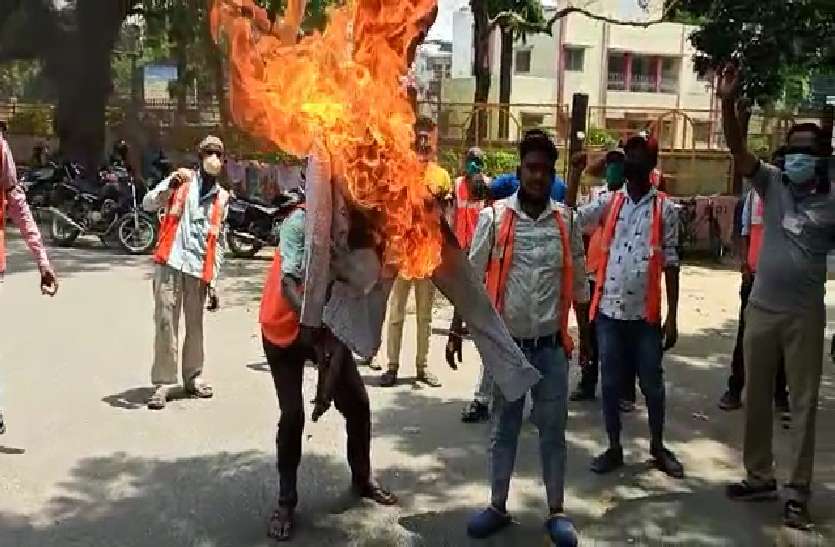 etah_dm.jpg Moradabad: सफाई कर्मियों ने फूंका एटा डीएम का पुतला, जानिए क्या है मामला