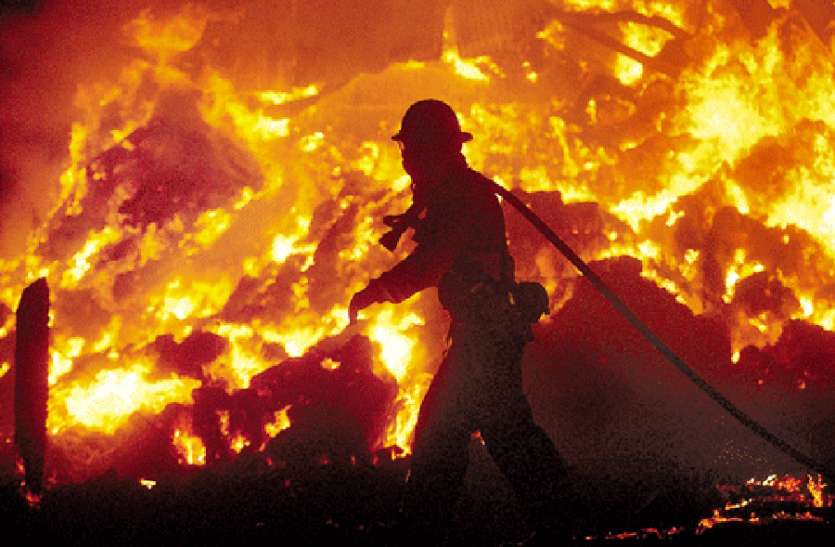 fire at basni industrial area jodhpur ऑयल पंप बंद होने पर गर्मी से बॉयलर में आग, पांच दमकलों से बड़ा हादसा टला