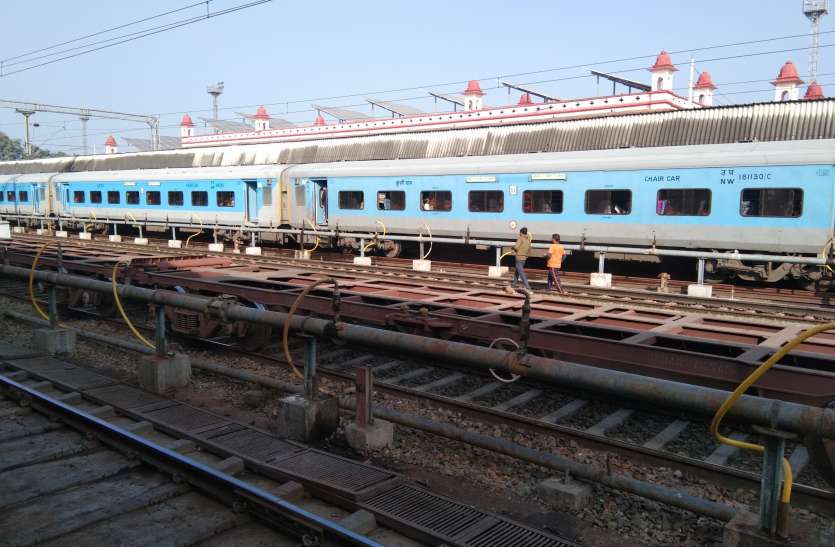 kota jancation कोटा-निजामुद्दीन जनशताब्दी एक्सप्रेस को यात्रियों का इंतजार