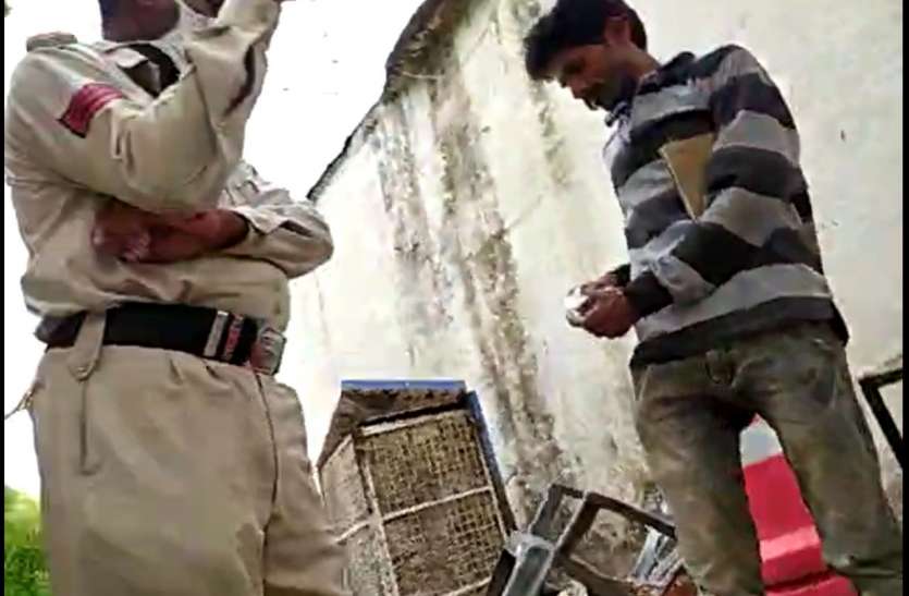 किसान से थाने के प्रधान आरक्षक ने जबरिया लिया घूस, वीडियो हुआ वायरल, एसपी ने किया निलंबित किसान से थाने के प्रधान आरक्षक ने जबरिया लिया घूस, वीडियो हुआ वायरल, एसपी ने किया निलंबित