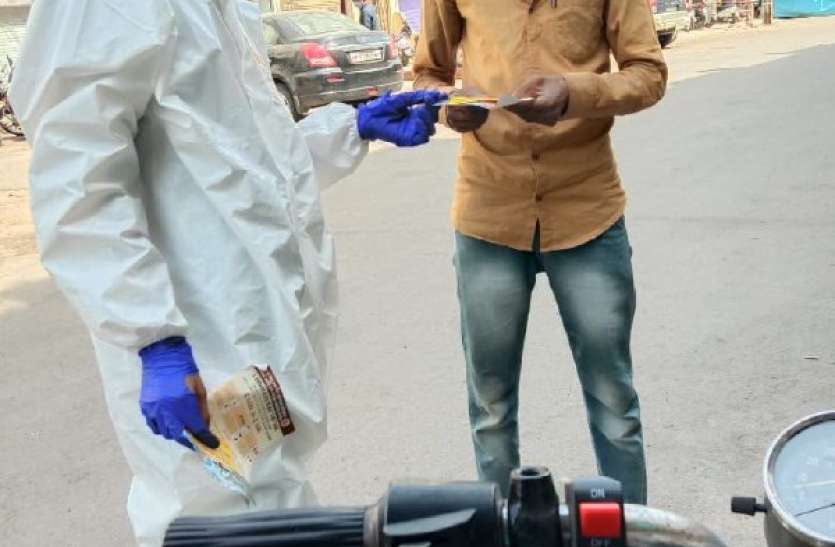 कोरोना से बचने और लोगों को जागरूक करने के लिए प्रशासन की नई पहल,फ्री में साबुन एवं मास्क का वितरण कोरोना से बचने और लोगों को जागरूक करने के लिए प्रशासन की नई पहल,फ्री में साबुन एवं मास्क का वितरण