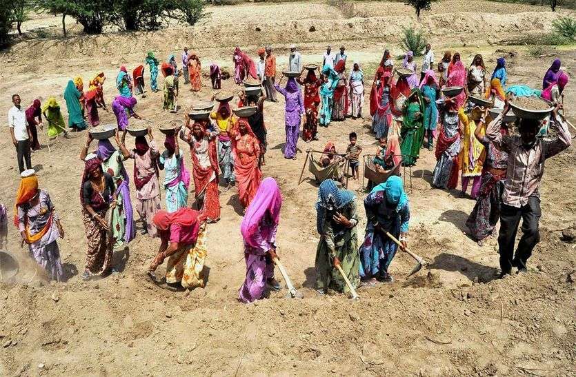 मनरेगा में 26.10 लाख से अधिक श्रमिकों को रोजगार, प्रदेश की 10 हजार से अधिक ग्राम पंचायतों में चल रहे 44 हजार से अधिक काम मनरेगा में 26.10 लाख से अधिक श्रमिकों को रोजगार, प्रदेश की 10 हजार से अधिक ग्राम पंचायतों में चल रहे 44 हजार से अधिक काम