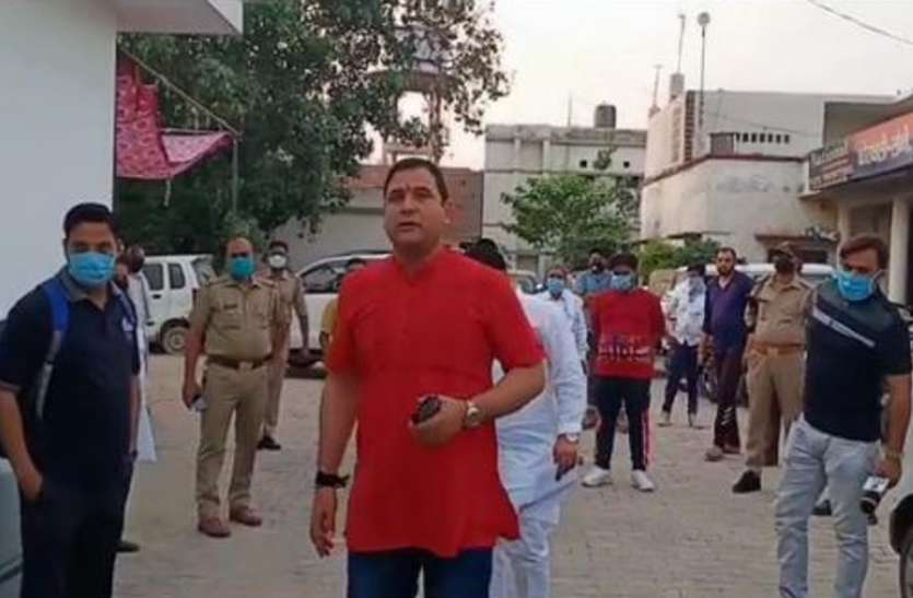 mla-nandkishore-gurjar.jpg 'पाताल लोक' वेब सीरीज में अपनी फोटो देख बिफरे भाजपा विधायक, अनुष्का शर्मा पर केस दर्ज कराने पहुंचे, देखें वीडियो-