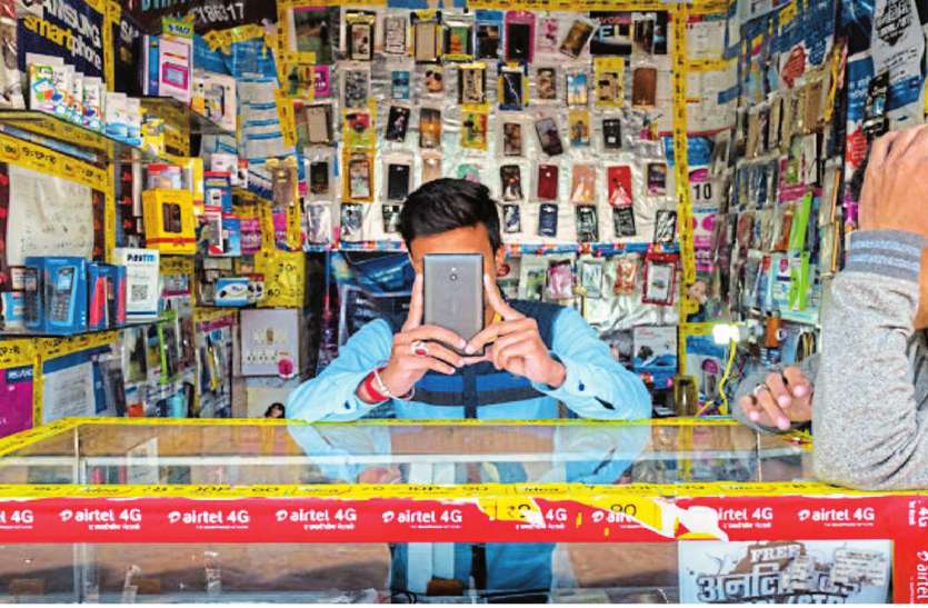 mobile मोबाइल पर 12 से बढ़कर 18 फीसदी हो गया जीएसटी, बिल की आड़ में की जा रही धोखाधड़ी