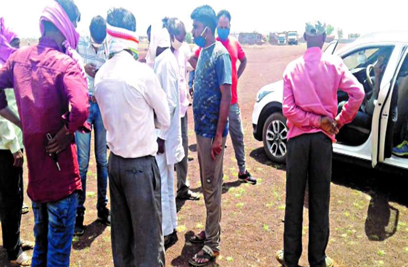 6 highways vehicles, including 1 JCB engaged in illegal traffic, were caught in the mine अवैध मुरूम ढुलाई में लगे 1 जेसीबी सहित 6 हाईवा वाहन खदान में पकड़ाए