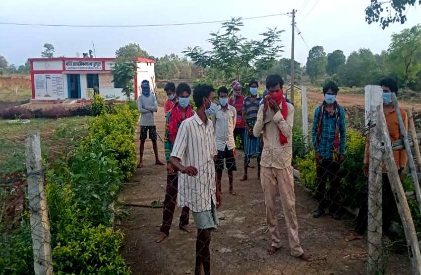 कवर्धा में सामने आई बड़ी लापरवाही, क्वारंटाइन सेंटर से भागे श्रमिक, इधर चार पॉजिटिव मरीज घूमते रहे गांव में कवर्धा में सामने आई बड़ी लापरवाही, क्वारंटाइन सेंटर से भागे 14 श्रमिक, इधर 4 कोरोना पॉजिटिव घूमते रहे गांव में