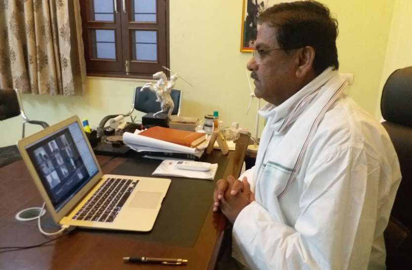 वीसी के जरिए रघुवीर मीणा कार्यकर्ताओं से बातचीत करते हुए। रघुवीर मीणा बोले कांग्रेस कार्यकर्ता नेक काम में भागीदार बने