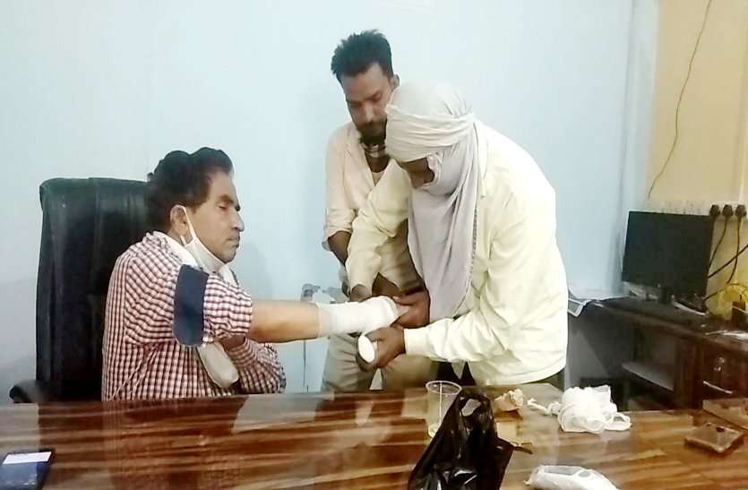 incident commander dabra rural injured during corona duty COVID 19 : गांवों में पहुंचे प्रवासियों को देखने पहुंचे इंसीडेंट कमांडर, गाड़ी से उतरते हुए गिरे, हाथ में हुआ फ्रेक्चर