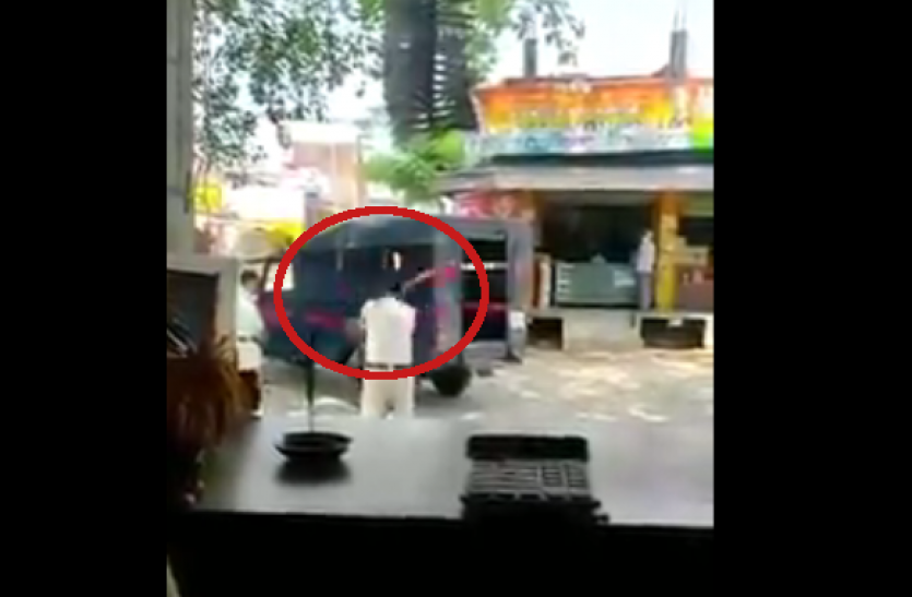 police.png दो पुलिसकर्मियों द्वारा एक युवक की क्रूरता से पिटाई करते हुए सोशल मीडिया वायरल हुआ वीडियो