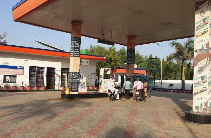 pump.jpg यूपी: तेल भरवाकर बिना पैसे दिए भाग रहे थे पुलिसकर्मी, पंप स्वामी घेरकर पकड़ा