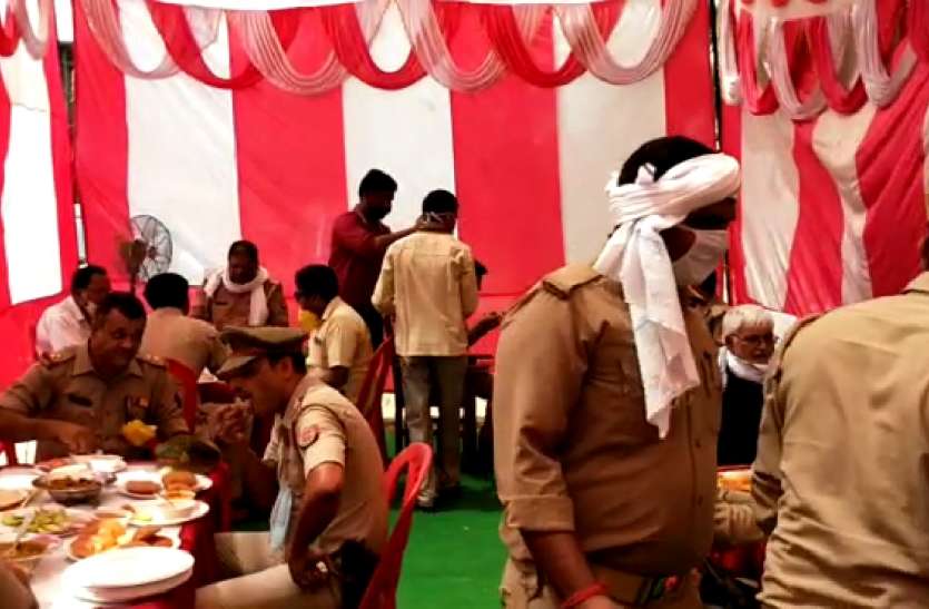 screenshot_20200524_124022.jpg पुलिस अधिकारियों ने जवानों के साथ एक टेबल पर खाया खाना, वजह जानकर चौंक जाएंगे आप