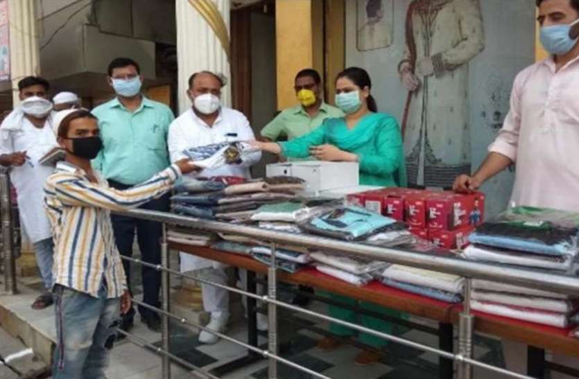 shamli.jpg ईद से पहले UP के इस बिजनेसमैन ने दिखाया बड़ा दिल, गरीबों को बांट दिया रेडीमेड गारमेंट्स व जूतों के शोरूम का पूरा स्टॉक