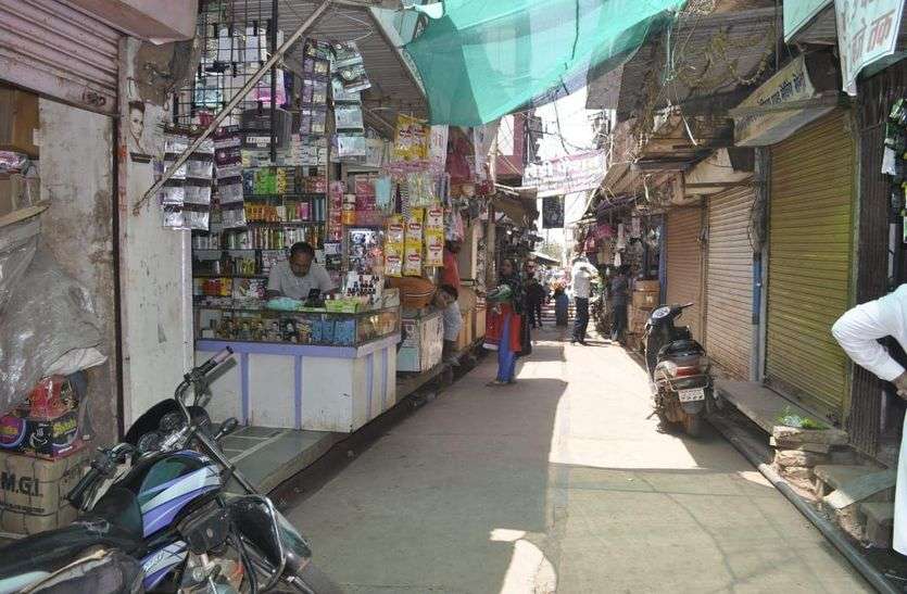 शिवपुरी बाजार रविवार को खुलने के बावजूद ग्राहक नहीं आएँ, दुकानदार बोले टोटल लॉकडाउन ही अच्छा शिवपुरी बाजार रविवार को खुलने के बावजूद ग्राहक नहीं आएँ, दुकानदार बोले टोटल लॉकडाउन ही अच्छा