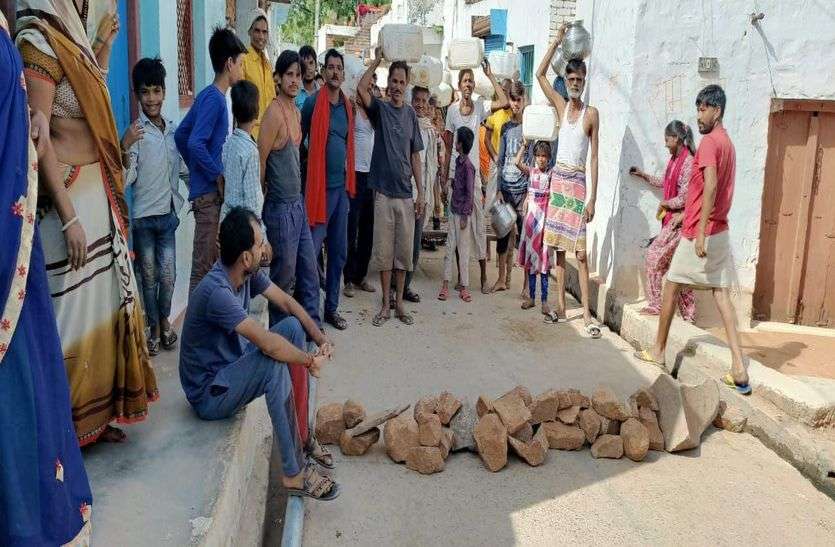 नियमों की उड़ी रही धज्जियां, अधिकारियों का ध्यान नहीं.. नियमों की उड़ी रही धज्जियां, अधिकारियों का ध्यान नहीं..