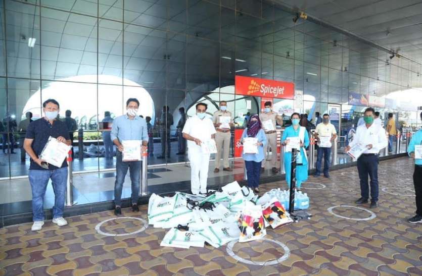 एयरपोर्ट पर कोरोना संक्रमण से बचाव को दी अहमियत एयरपोर्ट पर कोरोना संक्रमण से बचाव को दी अहमियत